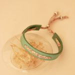 Florâme-armband med pastellfärgat liberty-band på celadongrönt läder