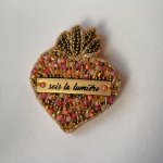 Broche ex-voto Sacr&eacute; Coeur en perles roses au message grav&eacute; Sois la lumi&egrave;re