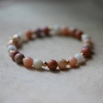 Armband med rosa och vita Aventurin-naturstenspärlor och gyllene pärlor