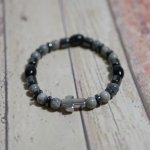 Armband med kors, hematit och grå pärlor för män