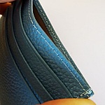 Ljusbl&aring; korth&aring;llare i l&auml;der