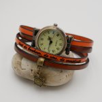 Anpassningsbart armbandsur i läder med dubbel vridning och hängsmycke