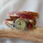 Blommig kork armband klocka 3 vändor med röd pärla charm 