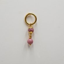Soloörhänge med rosa rhodonitpärlor och stor guldring