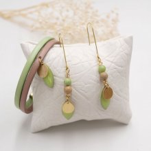 Set med örhängen och läderarmband med mandelgröna paljetter