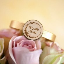 Läderarmband med graverad träcabochon i brons