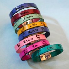 Personligt läderarmband för barn med ingraverat förnamn inramat av valfria teckningar