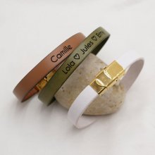 Läderarmband kvinna guldlås personligt genom gravyr 