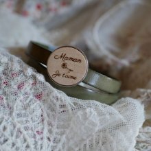 Dubbelt läderarmband med graverad träcabochon som kan anpassas