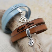 Personligt dubbelt läderarmband som ska graveras med ett hängsmycke efter eget val.