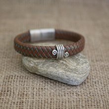 Armband brunt läder flätad man spänne borstat stål magnetiskt