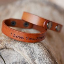 Armband i graverat kamelfärgat läder med tryckknappar