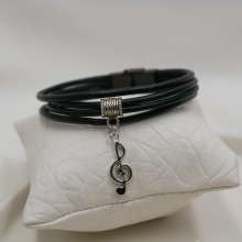 Manschettarmband i svart läder med valfritt berlockhänge i silver