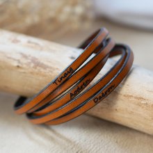 Fint läderarmband med 5 vändningar för män eller kvinnor graverat med förnamn