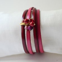 Duo läderarmband dekorerat med fuchsiafärgade pärlor