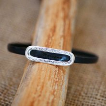 Armband med personligt förnamn genom gravering i läder 