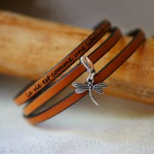 Armband med ett läderhänge med 3 vridningar som kan anpassas genom gravering.