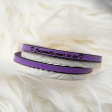 Dubbelt läderarmband vitt med relief och valfri färg som kan personaliseras genom gravering.