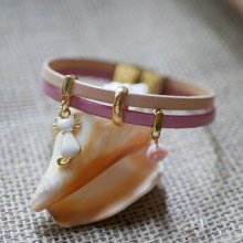 Duo-armband i läder med katt i guld och rosa berlocker 