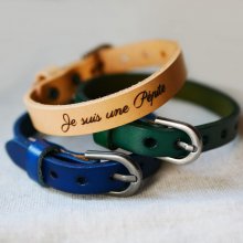 Graverat läderarmband med silverspänne som kan anpassas genom gravering