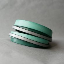Skräddarsytt dubbelt armband i grönt och silverfärgat läder  