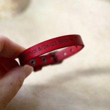 Herrarmband i rött läder som kan personaliseras genom gravering