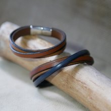 Tvåfärgat korsat läderarmband med graverat meddelande för män