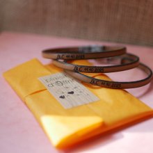 Set med 20 läderarmband med gravyr för Save the date eller som present till bröllopsgäster