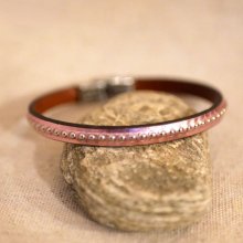 Kvinnoarmband i rosa metalliskt läder med silverpärlor 
