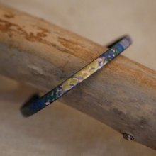 Kvinnoarmband i fint läder med impressionistiskt tryck