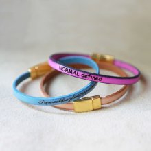 Fint läderarmband med magnetlås i guld, personifierat genom gravyr 