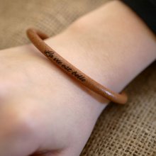Skräddarsytt runt läderarmband för kvinnor med gravyr
