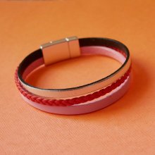 Manschettarmband i korallrött och silverfärgat läder och rosa multiläder