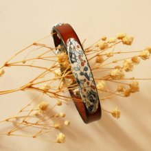 Florâme-armband med libertyband Eloïse blå blommor på brunt läder