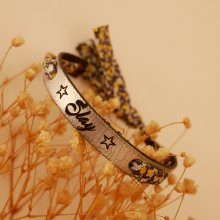Florâme-armband graverat med gula blommor i libertyband på silverläder
