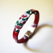 Florâme-armband med band av körsbärsfrukt på rött läder