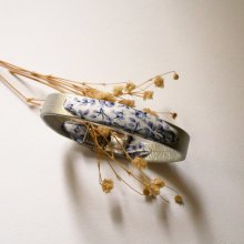 Florâme-armband med blå blommor i libertyband på silverläder