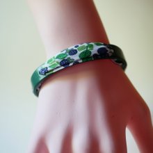 Florâme-armband med björnbärsfruktsband på grönt läder