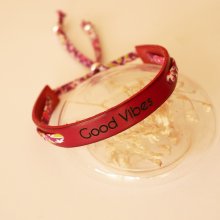 Florâme Good vibes graverat armband med lila libertyband på rött läder