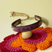 Florâme "Brille" graverat armband med pastellfärgat libertyband på lila läder