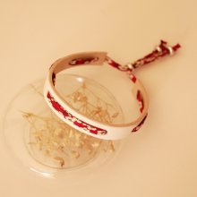 Florâme-armband med rött Misti liberty-band på vitt läder