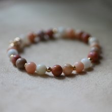 Armband med rosa och vita Aventurin-naturstenspärlor och gyllene pärlor
