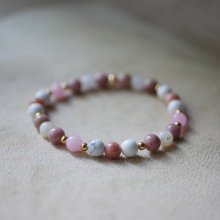 Armband med naturstenarna howlit och rhodonit samt guldpärlor