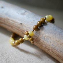 Naturstensarmband med gula jade- och mokaïtepärlor samt en ring av minipärlor