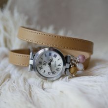 Läderarmband klocka med kamelfärgade pärlor