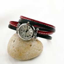 Röd klocka med dubbla läderarmband och sömmar 