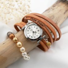 Silverfärgat läderarmband med flera snurror och justerbart lås