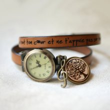 Graverad träcabochonklocka med dubbelt läderarmband och bronsfärgad urtavla
