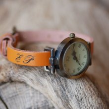 Läderarmbandklocka med ingraverade initialer
