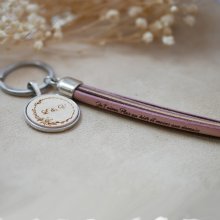 Specialtillverkad nyckelring i läder och trä med läderpompom och graverad cabochon